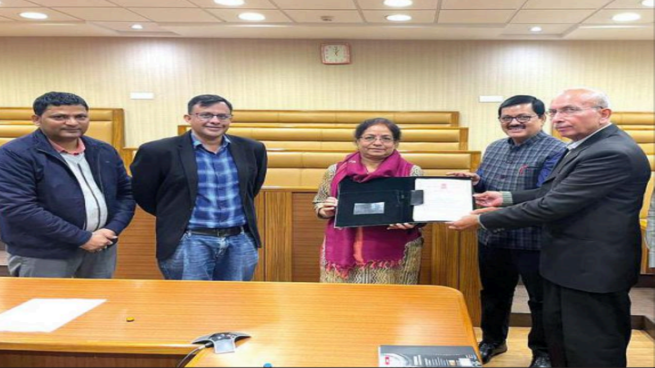 IIM-L director Prof Archana Shukla and senior professionals, Samara Shiksha, RK Tiwari and Jeevendra Singh during the signing of MoU