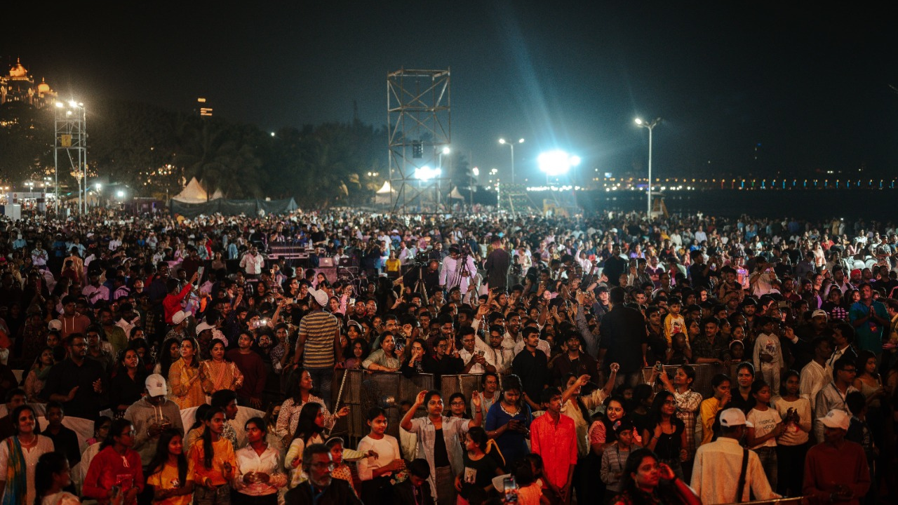 Mumbai: Christmas music festival draws thousands of spectators to Girgaon  Chowpatty | Mumbai News - Times of India