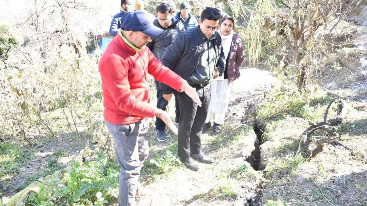 Uttarakhand's Joshimath sinking: Cracks in 46 more houses in a week | Dehradun News - Times of India