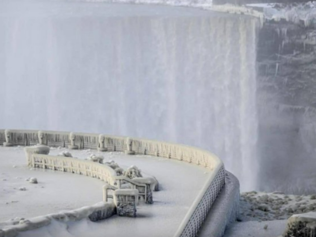 Niagara Falls freezes partially, and the sight is breathtaking!