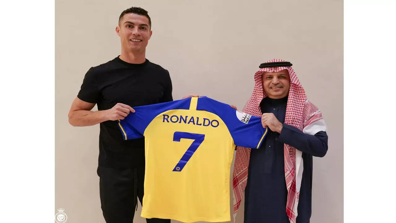 Cristiano Ronaldo wears captain's armband as Al Nassr win on striker's  delayed debut - Eurosport