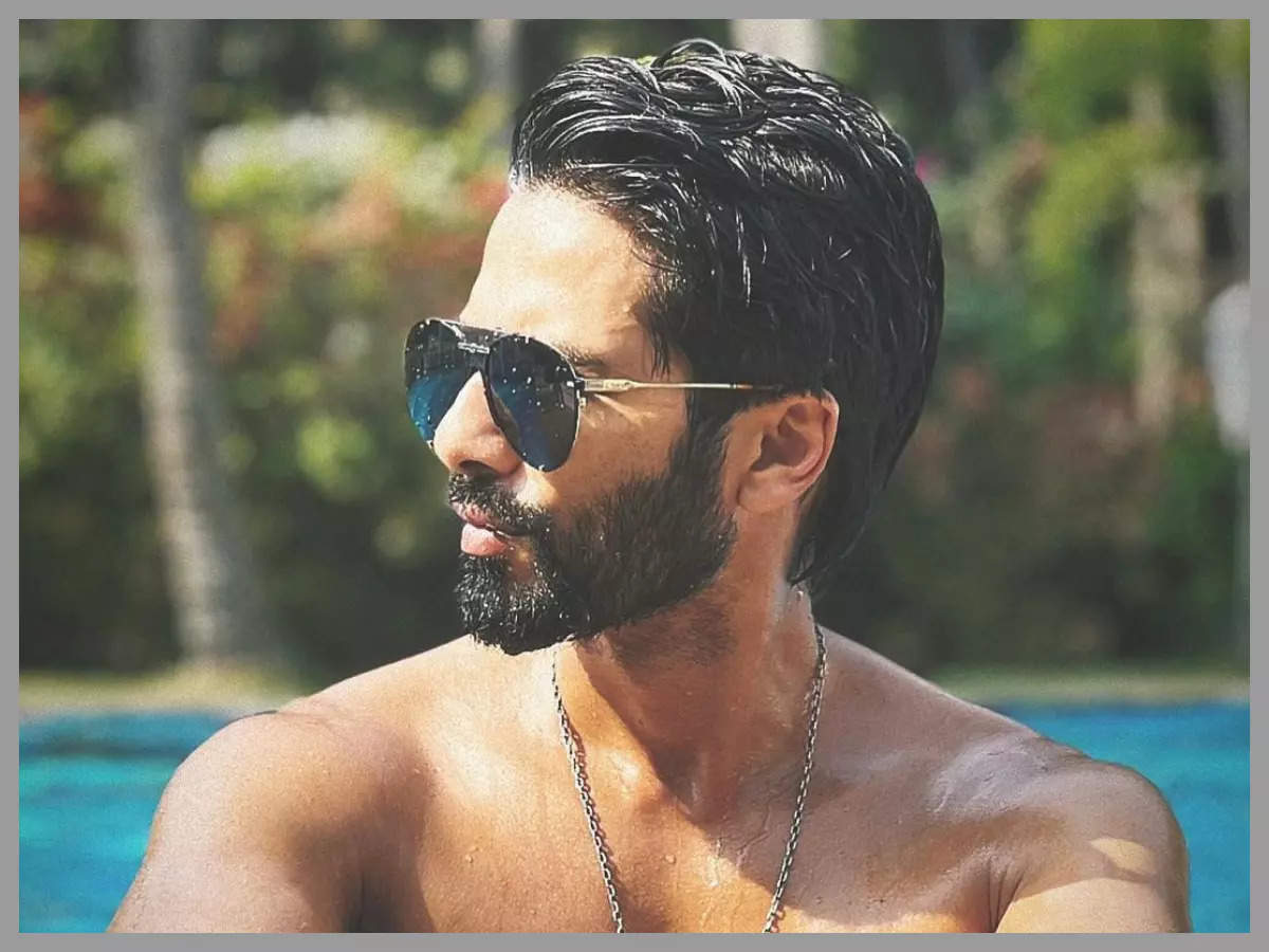 Shahid Kapoor shares yet another shirtless pool photo on Instagram ...