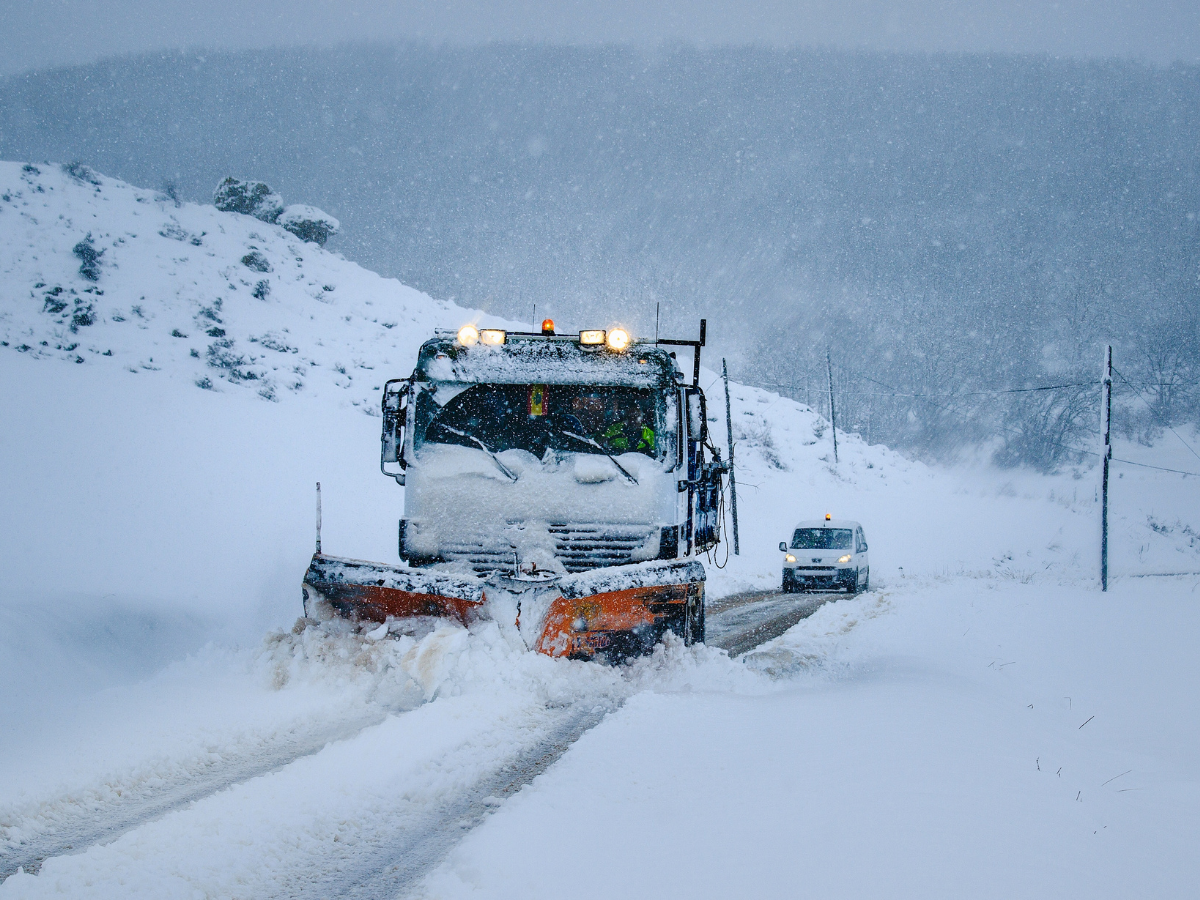 Travel advisory: Roads closed in Himachal due to heavy snowfall; cold wave grips North India