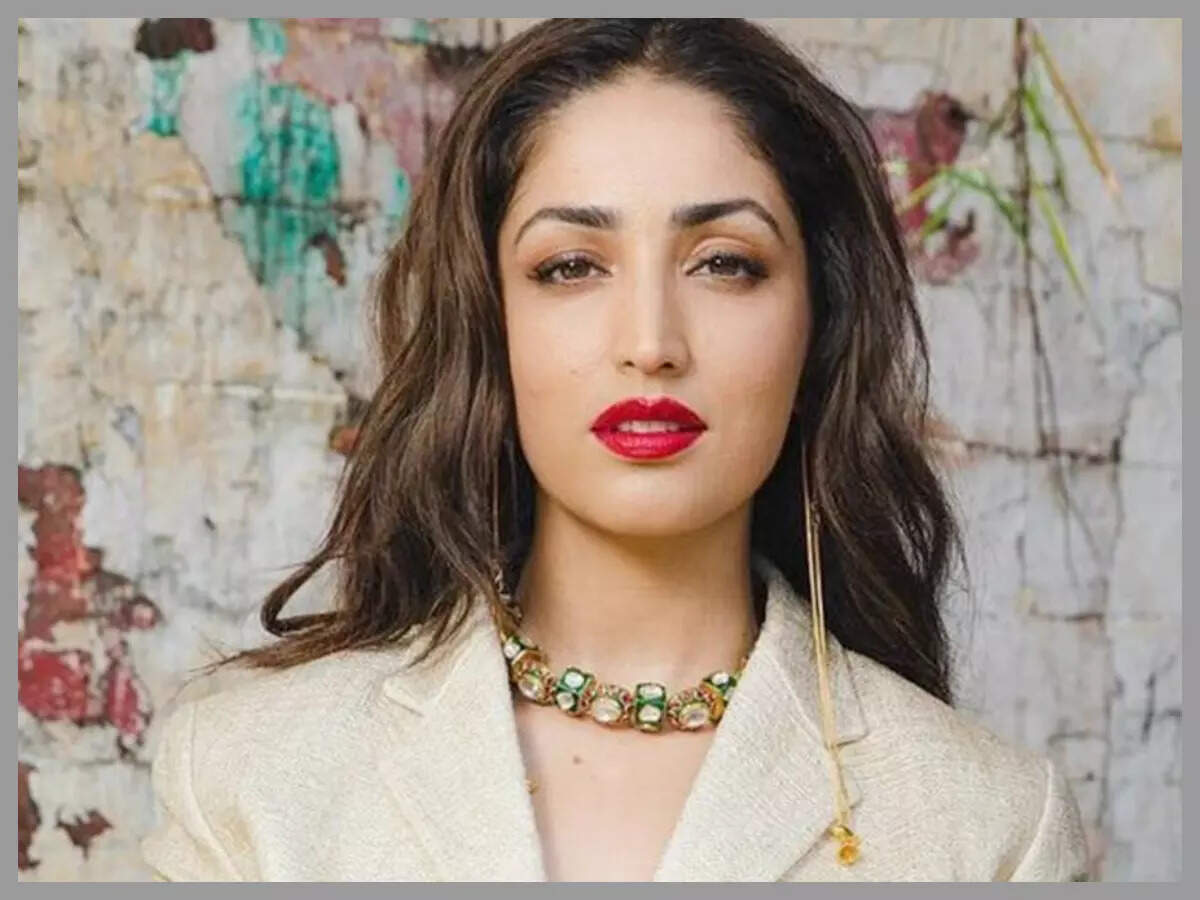 yami gautam black saree