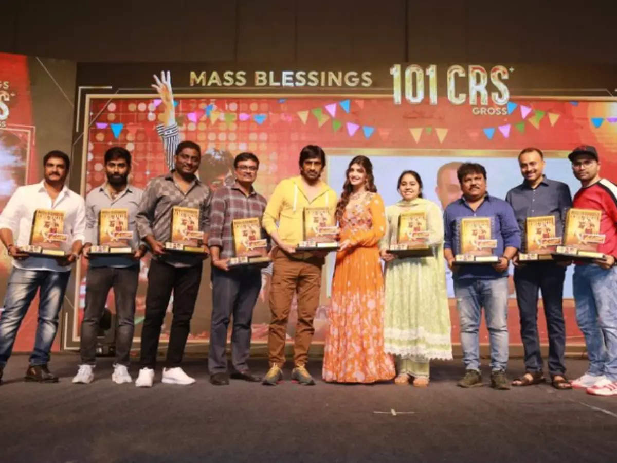 Ravi Teja and team celebrate as 'Dhamaka' enters Rs 100 crore club | Telugu  Movie News - Times of India