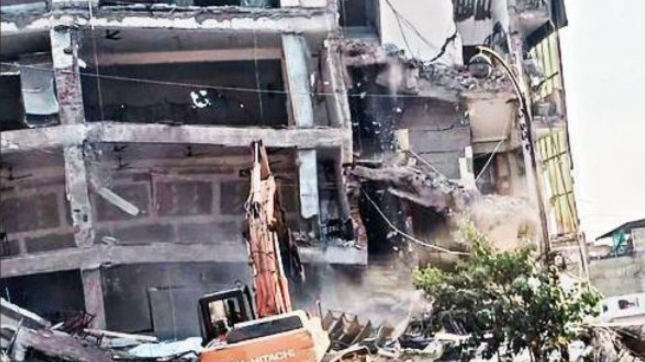 [Image of a building damaged by the earthquake in Jaipur, India]