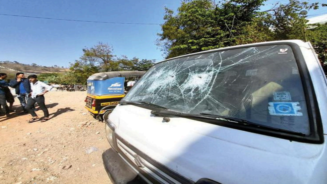 Trio with choppers and swords damage 10 vehicles in Janwadi | Pune News – Times of India