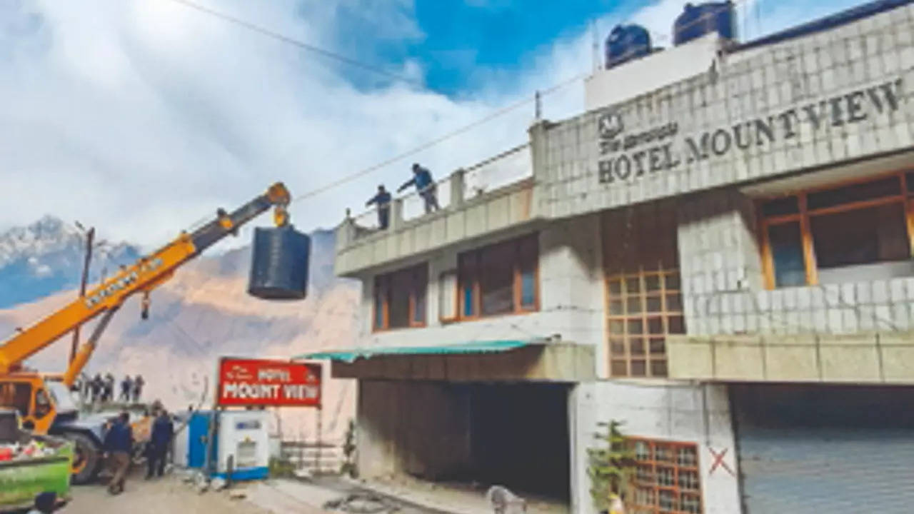 Joshimath demolition: Uttarakahand govt starts razing 2 big hotels