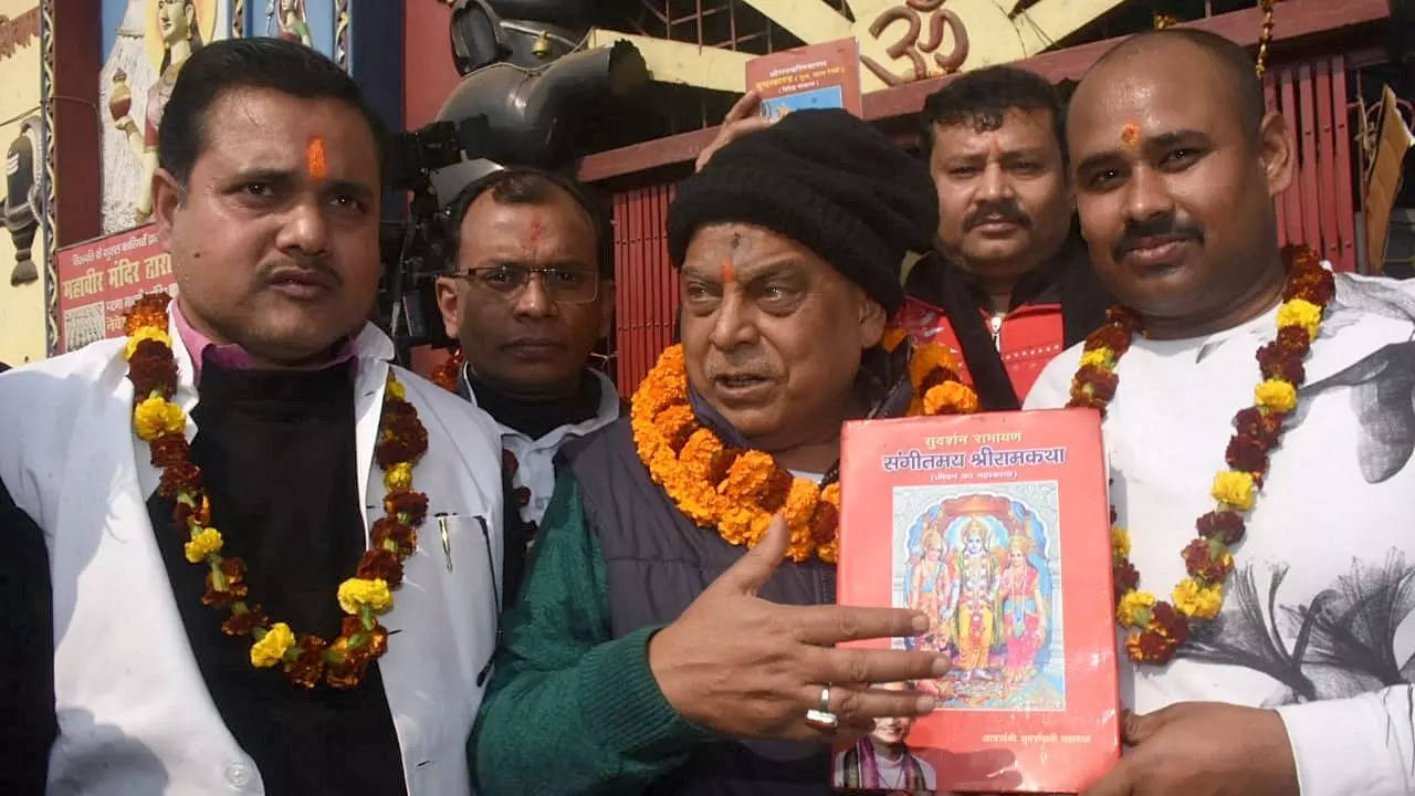 JD(U) MLC Neeraj Kumar with supporters reads Ramcharit Manas outside Hanuman Temple during a protest against Bihar Education Minister Chandrashekhar over his comments on holy Ramcharit Manas in Patna on Saturday.
