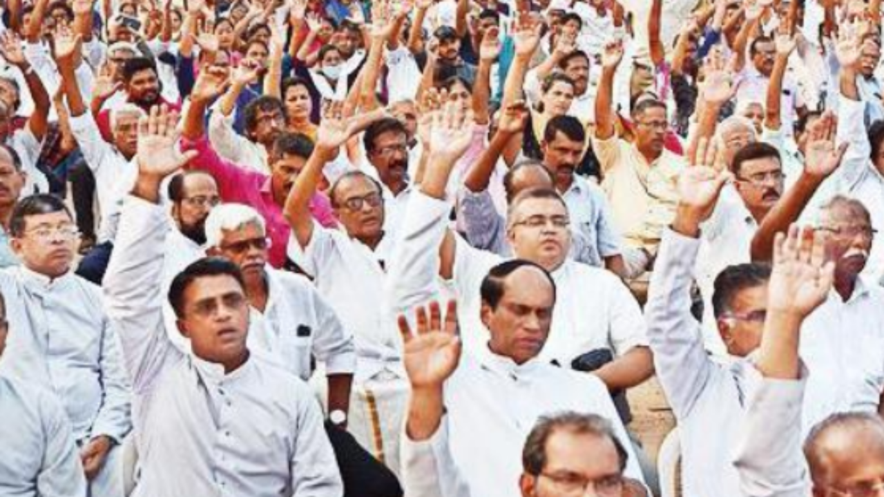 Laity activists, priests of Ernakulam-Angamaly archdiocese participate in a protest gathering at Marine Drive on Sunday