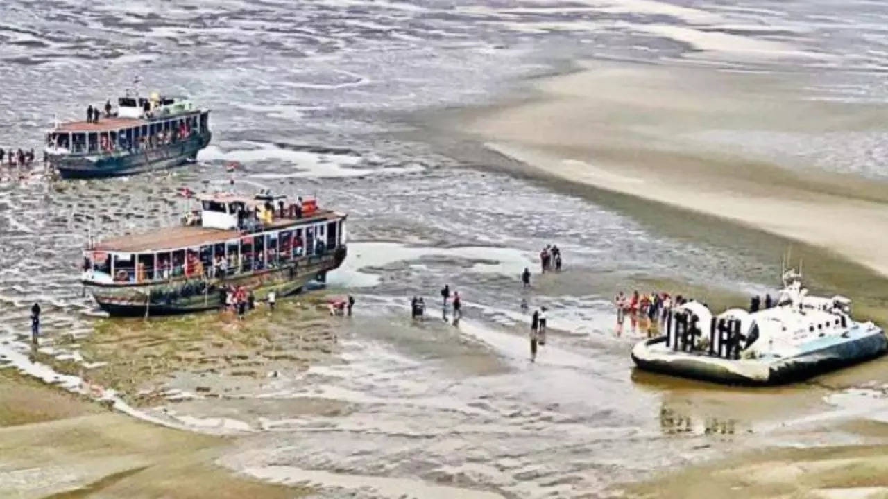 Pilgrims from the stranded vessels being evacuated to a hovercraft on Monday