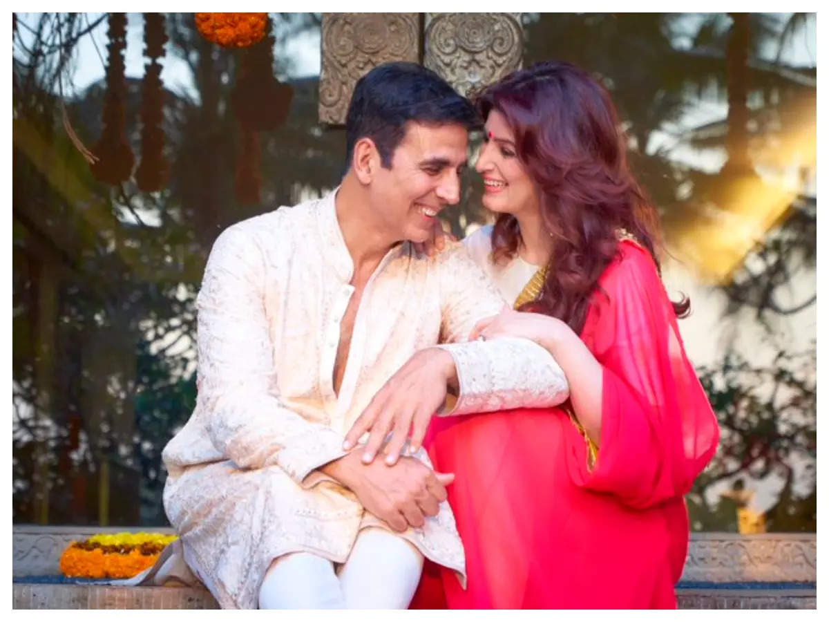 Akshay Kumar shares a beautiful photo with his wife Twinkle Khanna as he wishes her on their wedding anniversary Hindi Movie News image