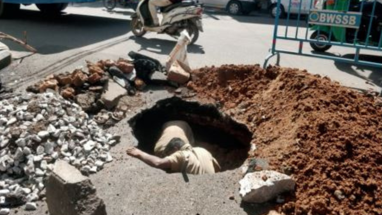  The 4-ft-wide, 5-ft-deep sinkhole appeared at the junction of the newly asphalted Mahalakshmi Layout Main Road and the service road of West of Chord Road