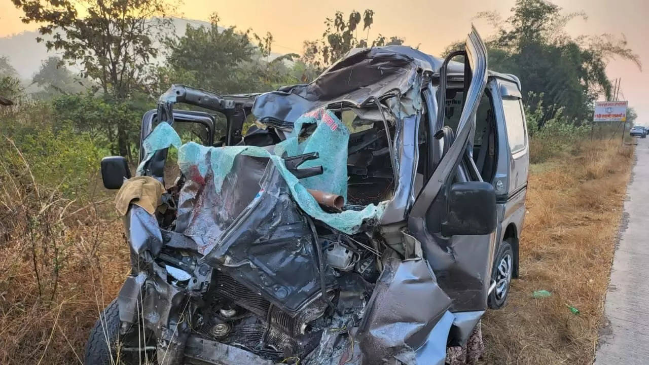 9 killed as car collides with truck on Mumbai-Goa highway