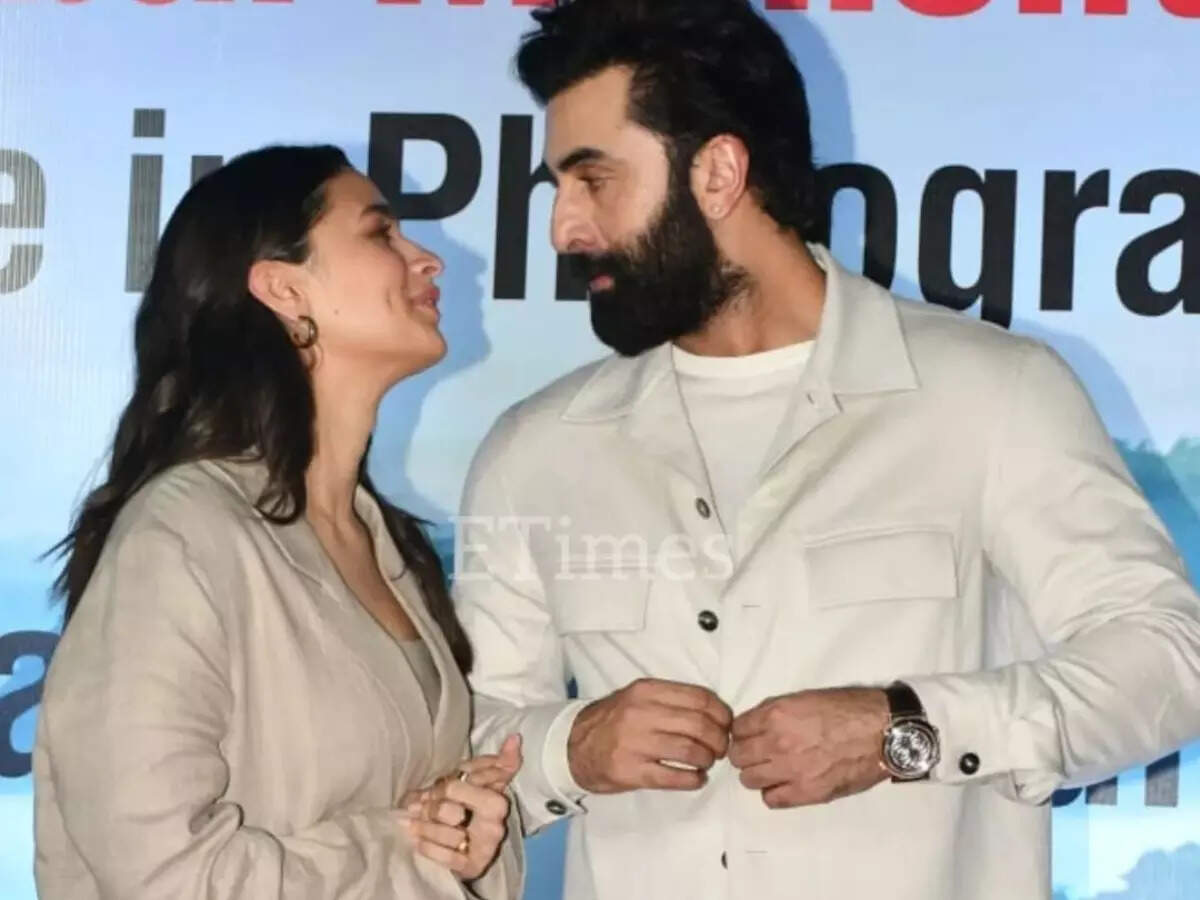 Ranbir Kapoor talks about his changing equation with the paparazzi, while Alia Bhatt reveals Ranbir is a ‘chhupa rustom’ good photographer! | Hindi Movie News