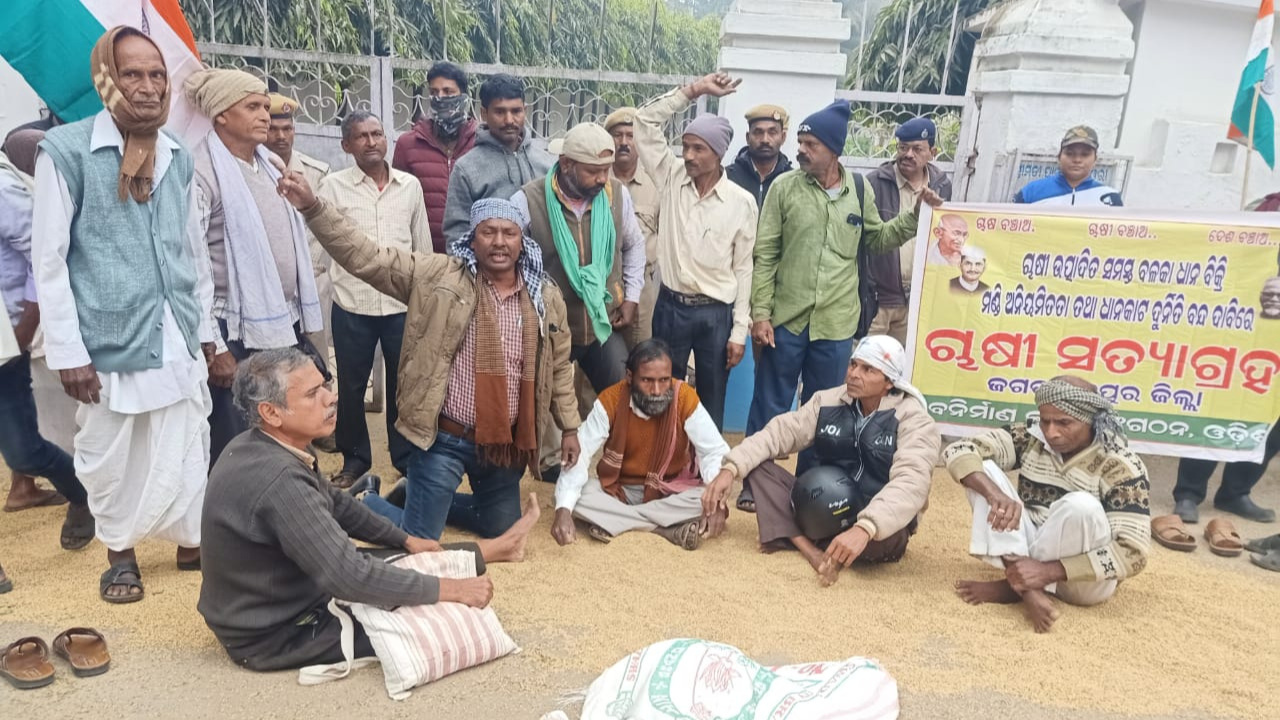 Protesting Odisha farmers spill paddy on roads