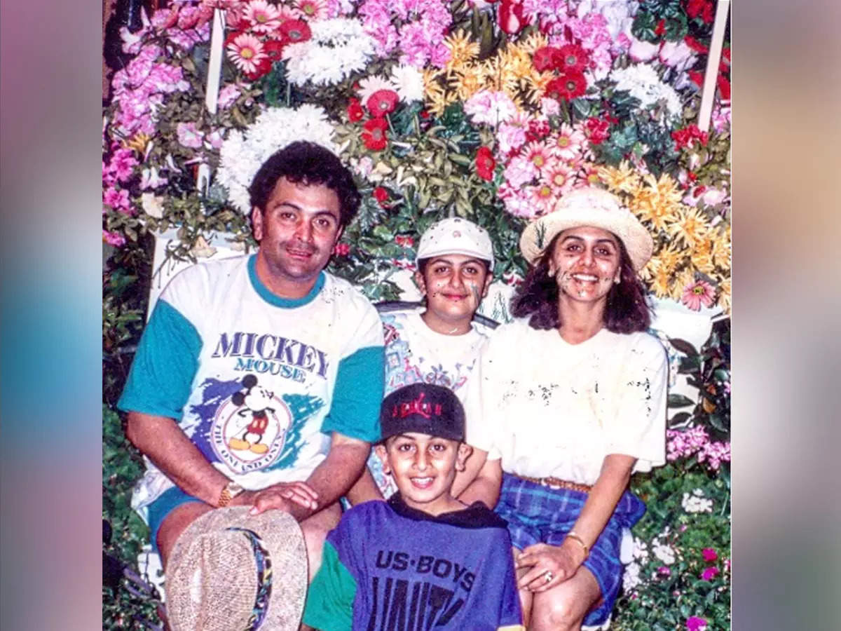 On wedding anniversary, Neetu Kapoor shares a priceless family picture with Rishi Kapoor, Ranbir and Riddhima | Hindi Movie News