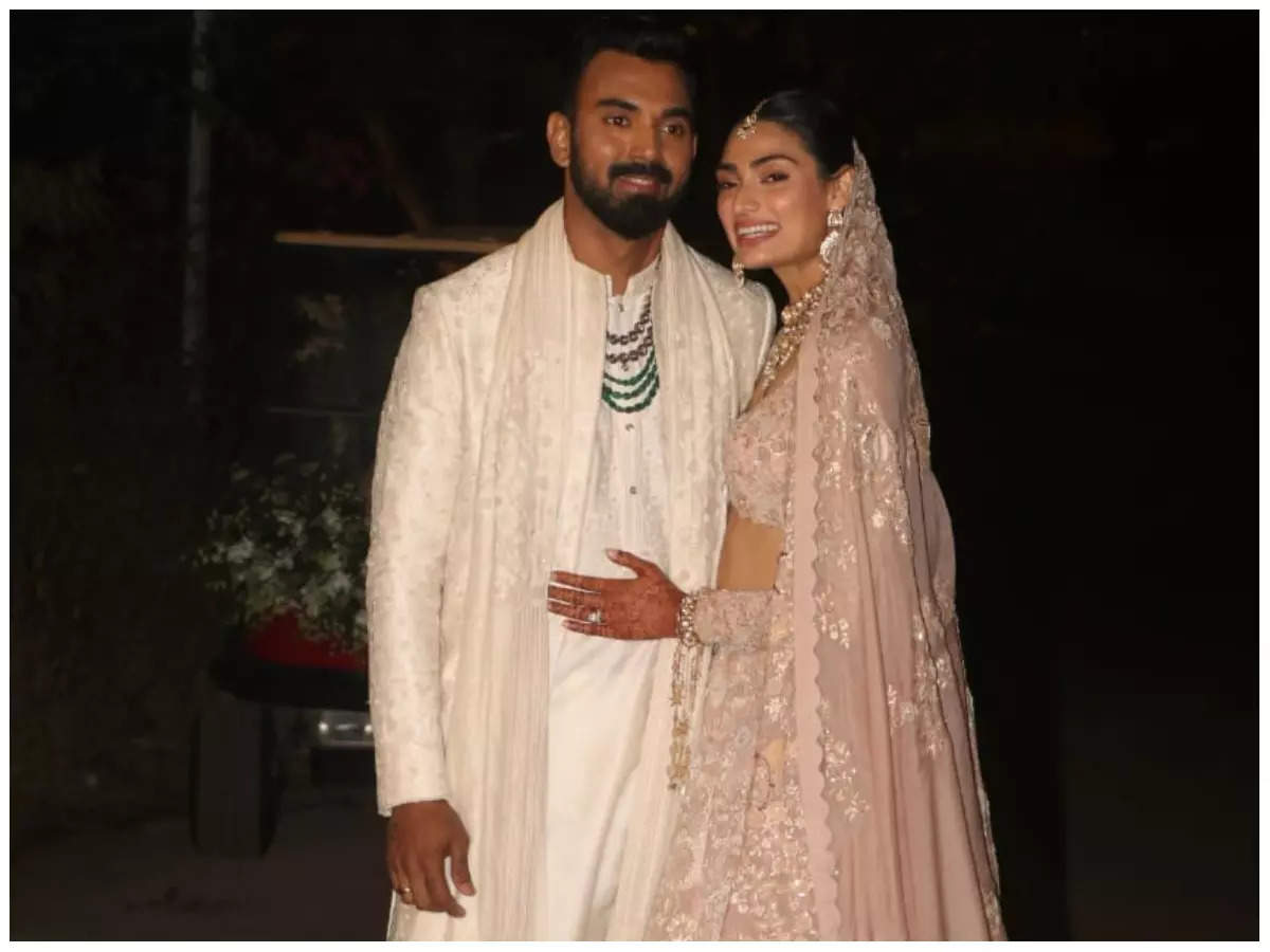 Athiya Shetty and KL Rahul make FIRST appearance as newlyweds! Couple pose for photos outside the wedding venue in Khandala- Watch | Hindi Movie News