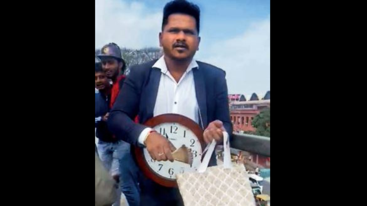 When it showered currency notes under flyover in Bengaluru during peak hours