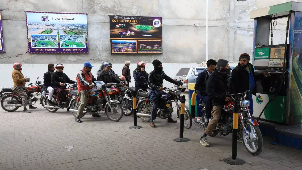 Pakistan: Petrol kıtlığı nedeniyle benzin istasyonlarında uzun kuyruklar oluştu
