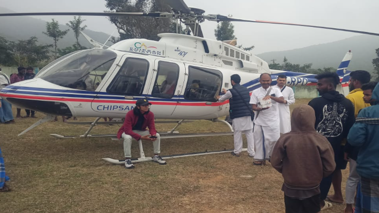 श्री श्री रविशंकर के हेलीकॉप्टर की हुई तमिलनाडु में इमरजेंसी लैंडिंग- Sri Sri Ravi Shankar's helicopter makes emergency landing in Tamil Nadu