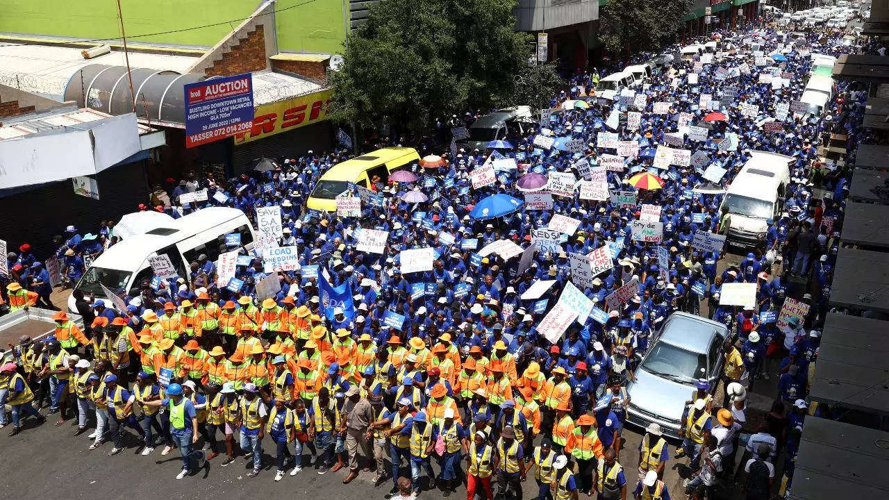 Yüzlerce kişi Güney Afrika enerji krizini protesto etti