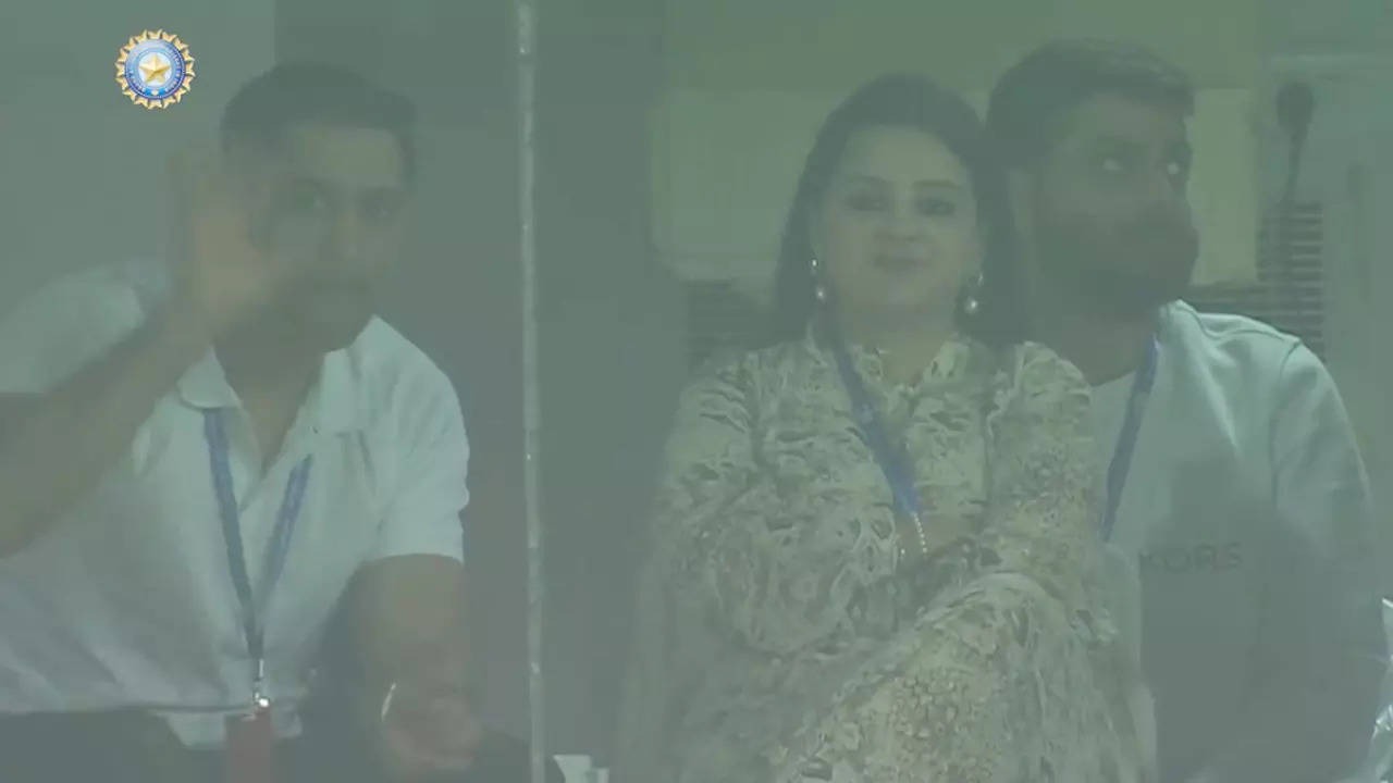 Watch: Crowd goes berserk as Dhoni enjoys India-NZ T20I opener