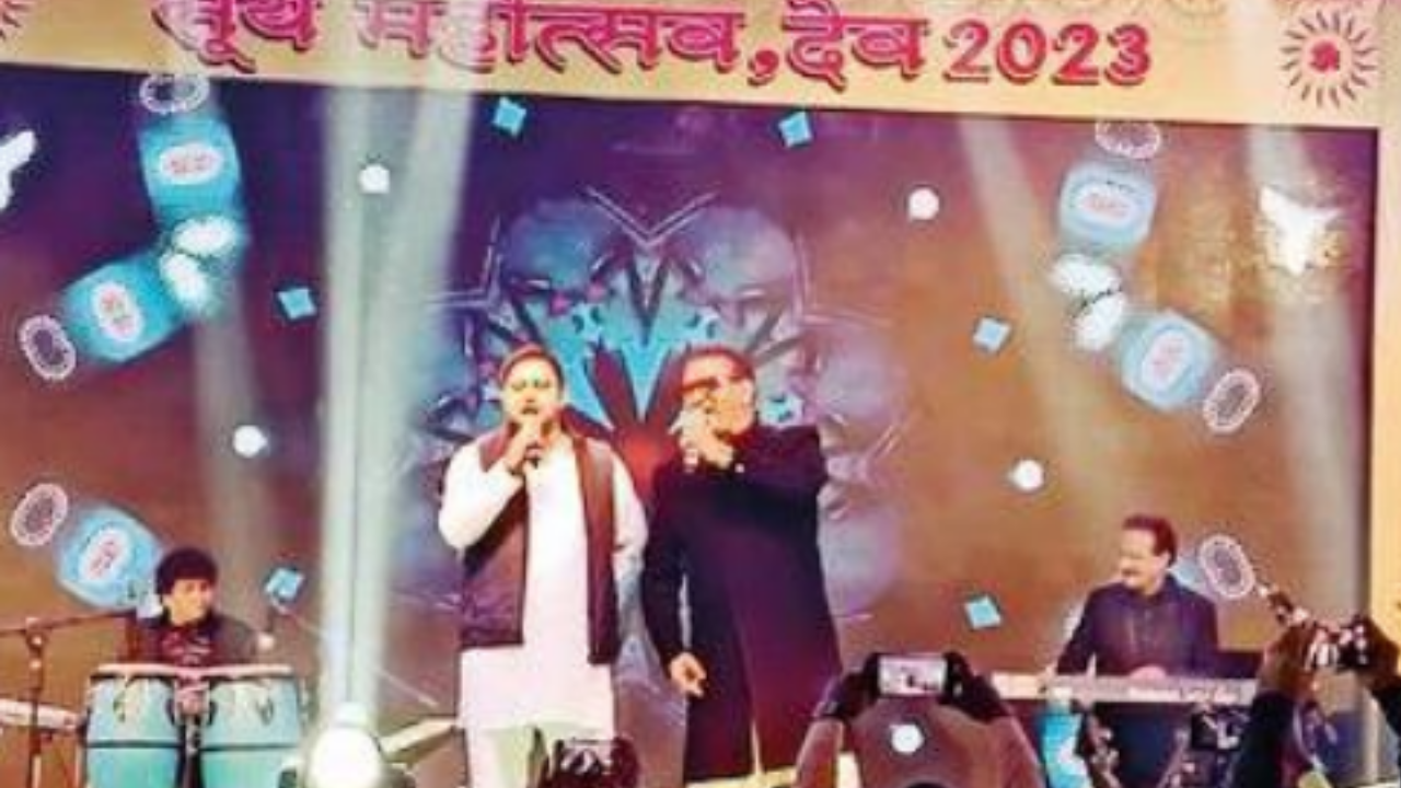 Deputy CM Tejashwi Prasad Yadav and singer Abhijeet perform together at the Surya Mahotsav.