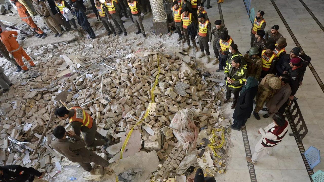 Pakistan bomb blast: Toll rises to 100, severed head of suspected suicide bomber recovered