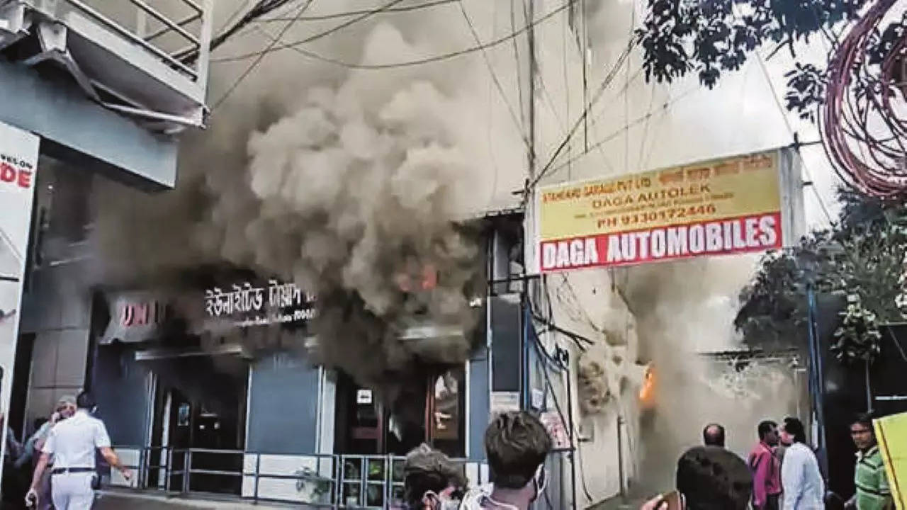 Blaze at Exide tyre shop, 8 rescued from fumes in Kolkata | Kolkata News – Times of India