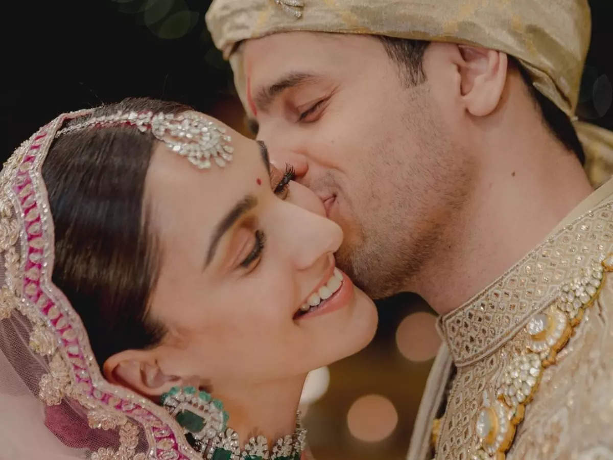 Kiara Advani and Sidharth Malhotra First Wedding Photos, Pics, Marriage Images, Pictures & Videos: Sidharth Malhotra and Kiara Advani make it official, share first photos as husband and wife