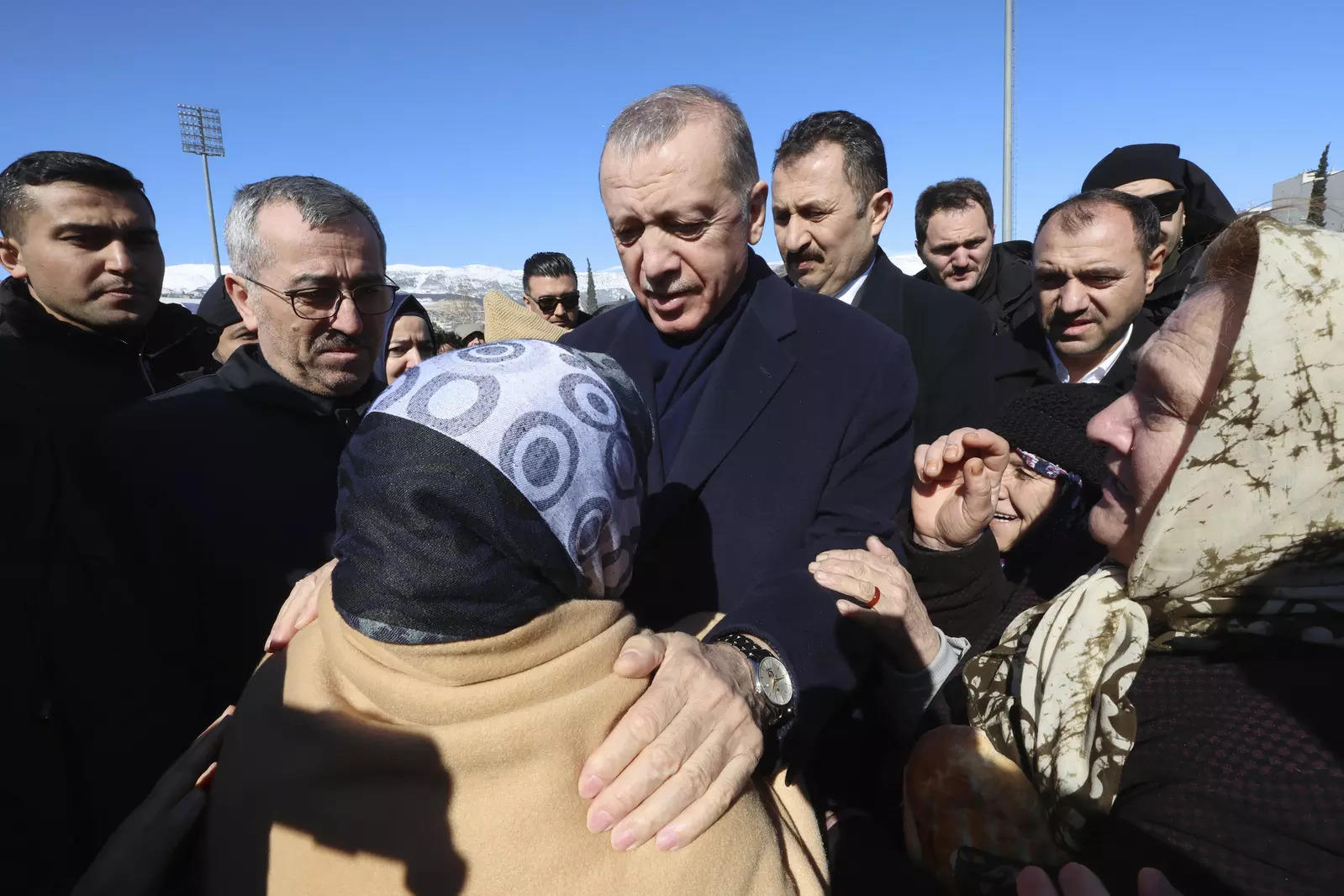 Erdoğan: 'Yazıklar olsun!': Erdoğan, Türkiye deprem bölgesinde seçmen öfkesiyle karşı karşıya