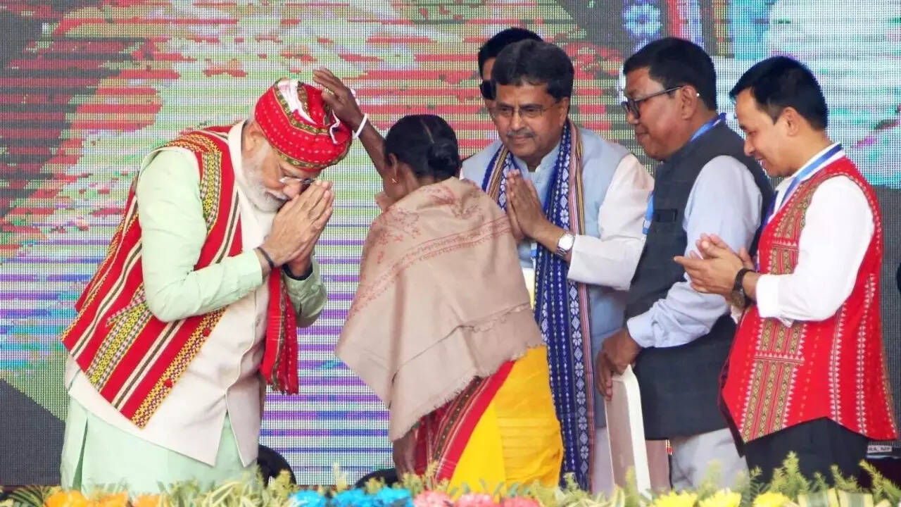 In Tripura, PM Modi mocks Cong, Left &lsquo;hypocrisy&rsquo;
