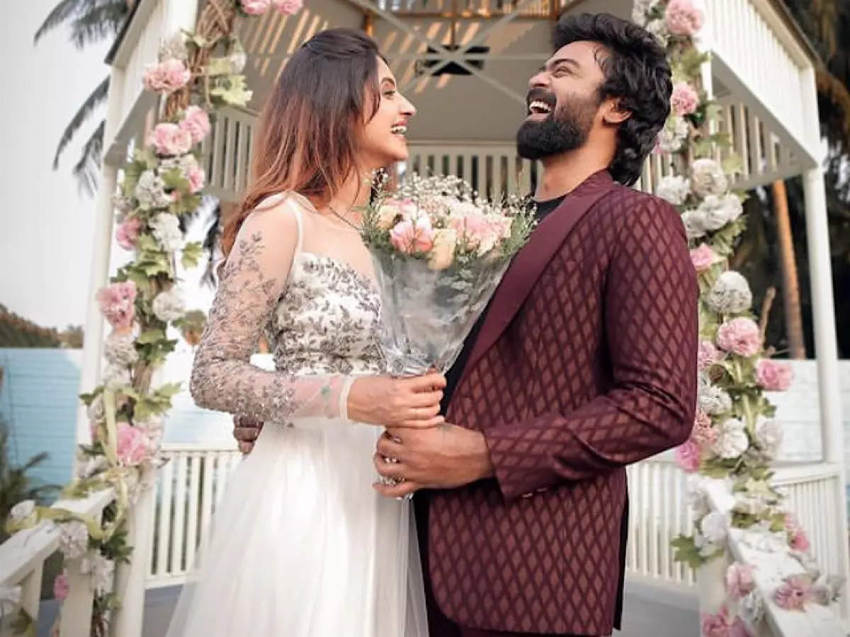 Bigg Boss Tamil fame Ayesha and fashion photographer Haran Reddy get engaged picture