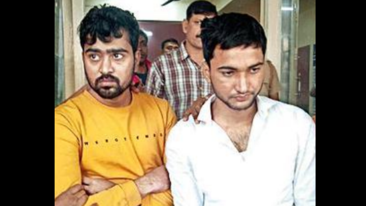 2 fake cops held for stealing mobiles in Kolkata