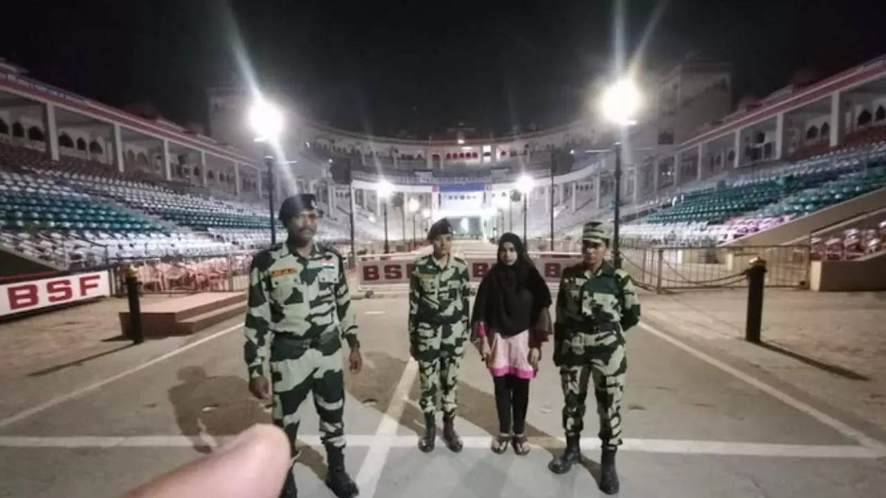 Online gaming romance turns sour: Pakistani girl who married Indian boy repatriated to her country | Amritsar News - Times of India