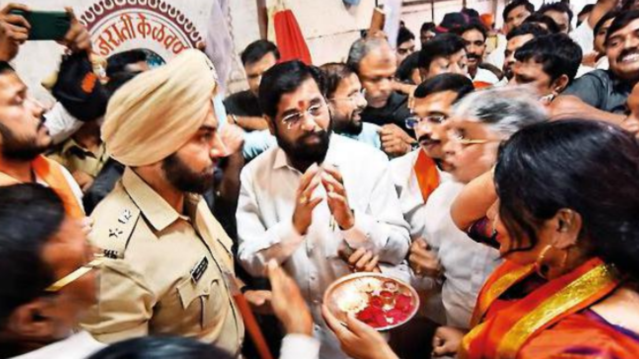 Won&rsquo;t claim Shiv Sena Bhavan, other properties: Shinde