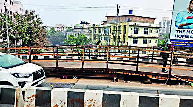 Guwahati: PWD places 100m wooden bridge over damaged part of Six Mile flyover