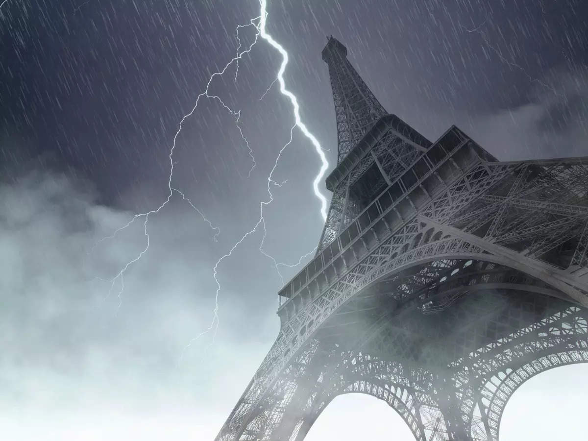 Mind-blowing photos of famous structures hit by lightning