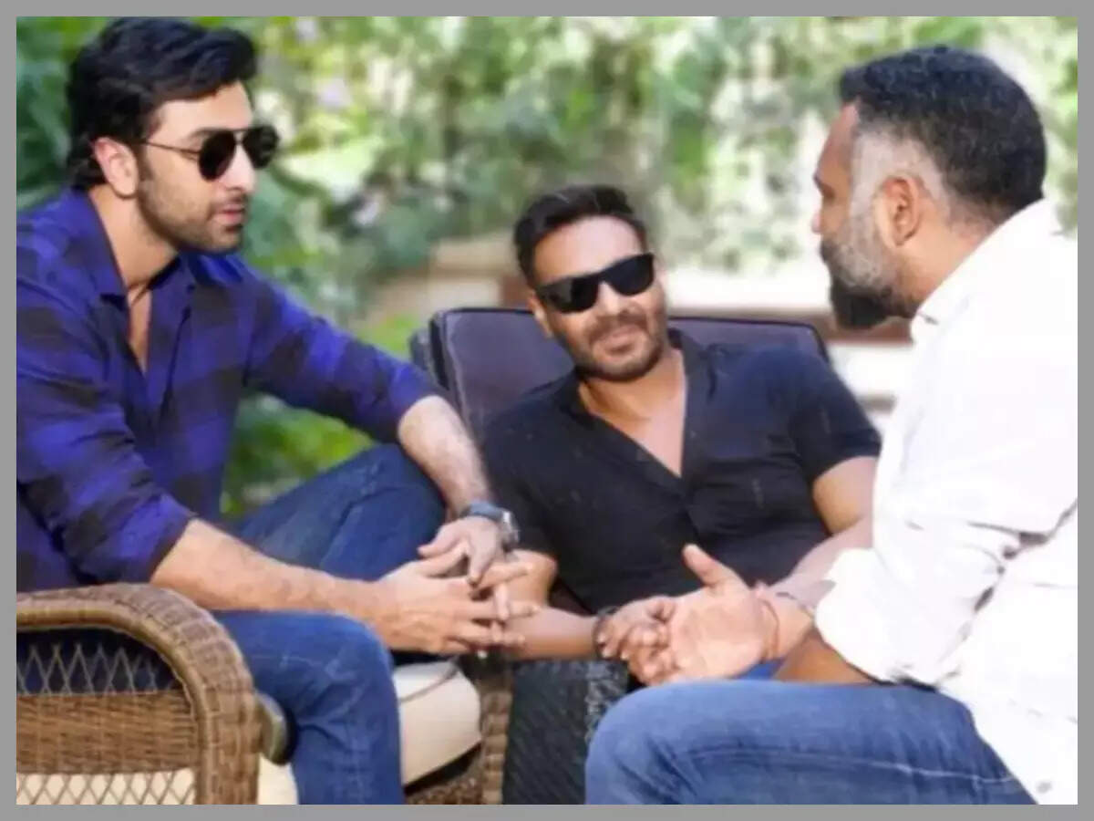 Live: Ranbir spotted at the airport with Raha