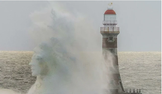 What a shot! UK photographer captures unbelievable wave face
