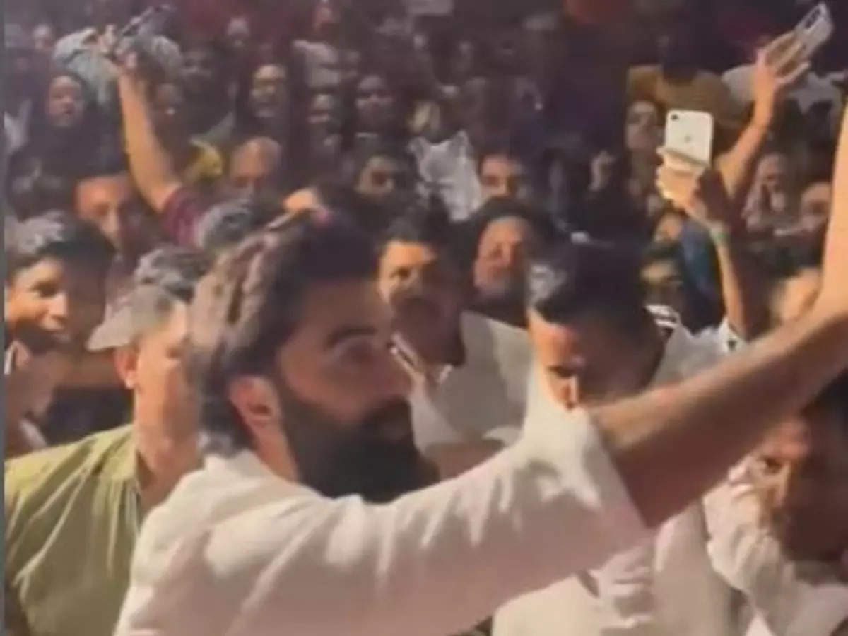 WATCH: Ranbir Kapoor surprises the audience watching Tu Jhoothi Main Makkar  in a theatre; Crowd goes gaga