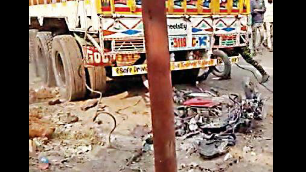 Speeding truck hits 6 pedestrians in Serampore, 2 die