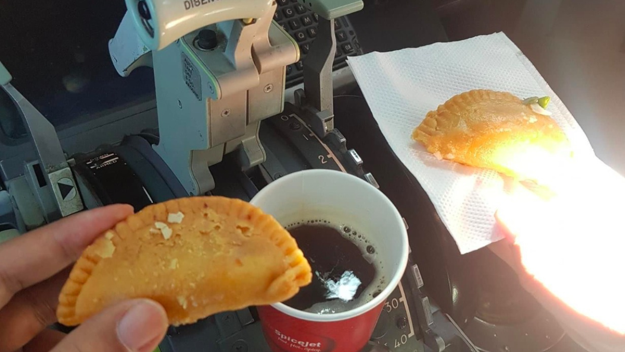 2 SpiceJet pilots grounded for keeping beverage on centre console