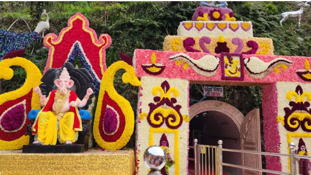 Navratra festivity: Artistically decorated Vaishno Devi Bhawan ...