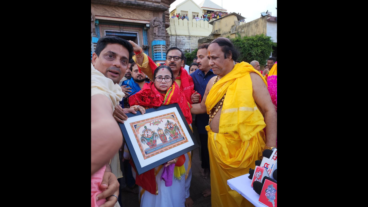 Mamata Banerjee offers prayers at Puri temple; servitor prays to shield her from CBI, ED