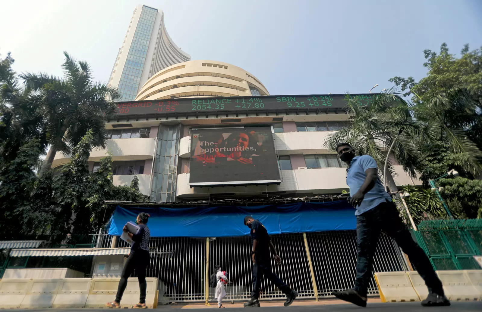 Sensex, Nifty fall in early trade amid weak trend in Asian equities