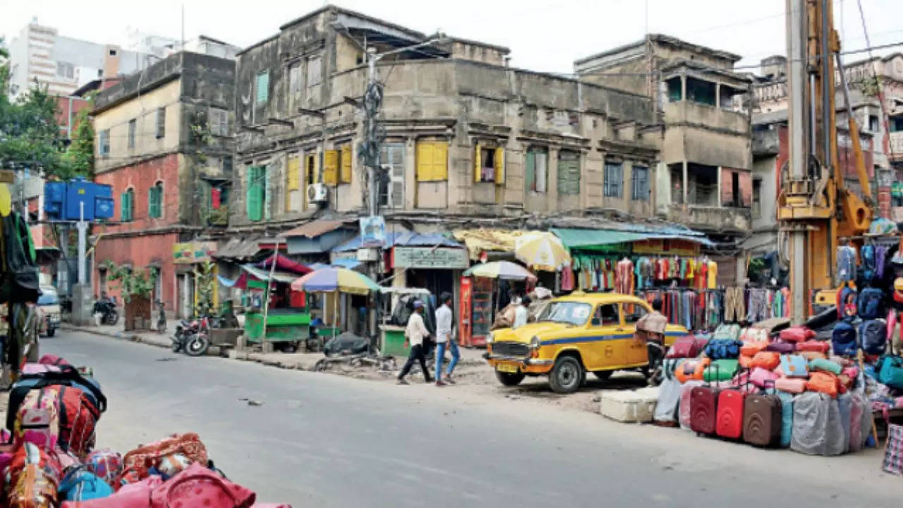 Kolkata: 2-week blockade for busy crossing at Kalighat