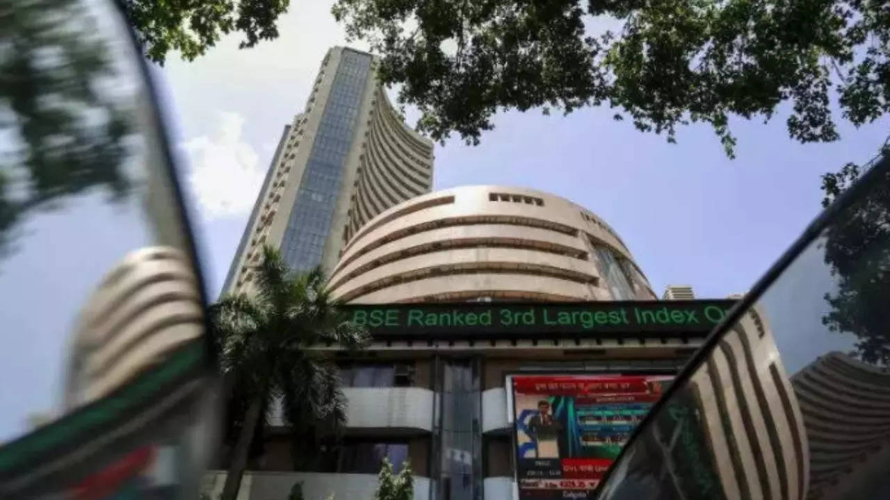 Indian shares rise on monthly expiry day, Adani stocks rebound