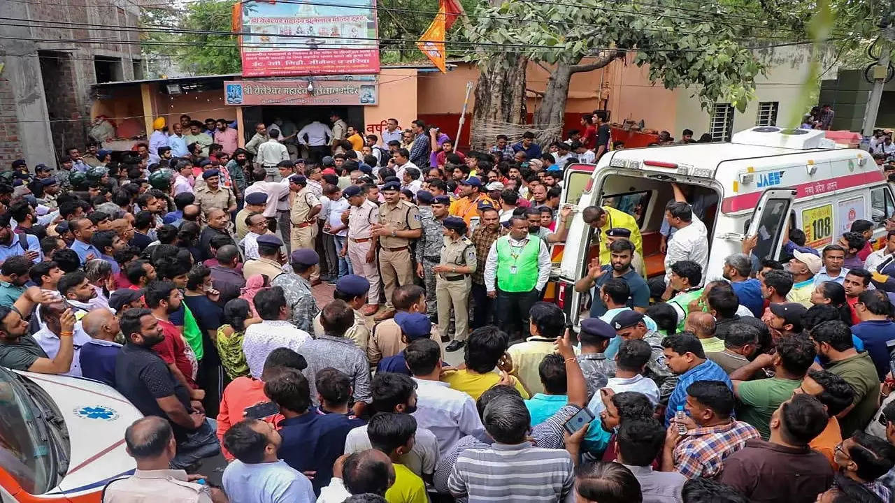 इंदौर मंदिर हादसे में मृतकों का आंकड़ा बढ़ा, अब तक 35 लोगों की गई जान- Death toll rises in Indore temple accident, 35 people have lost their lives so far